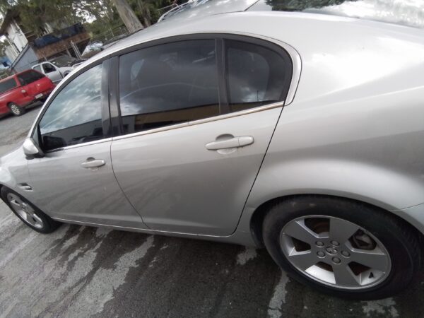 wrecking: 2008 Holden Commodore VE Calais - Image 7